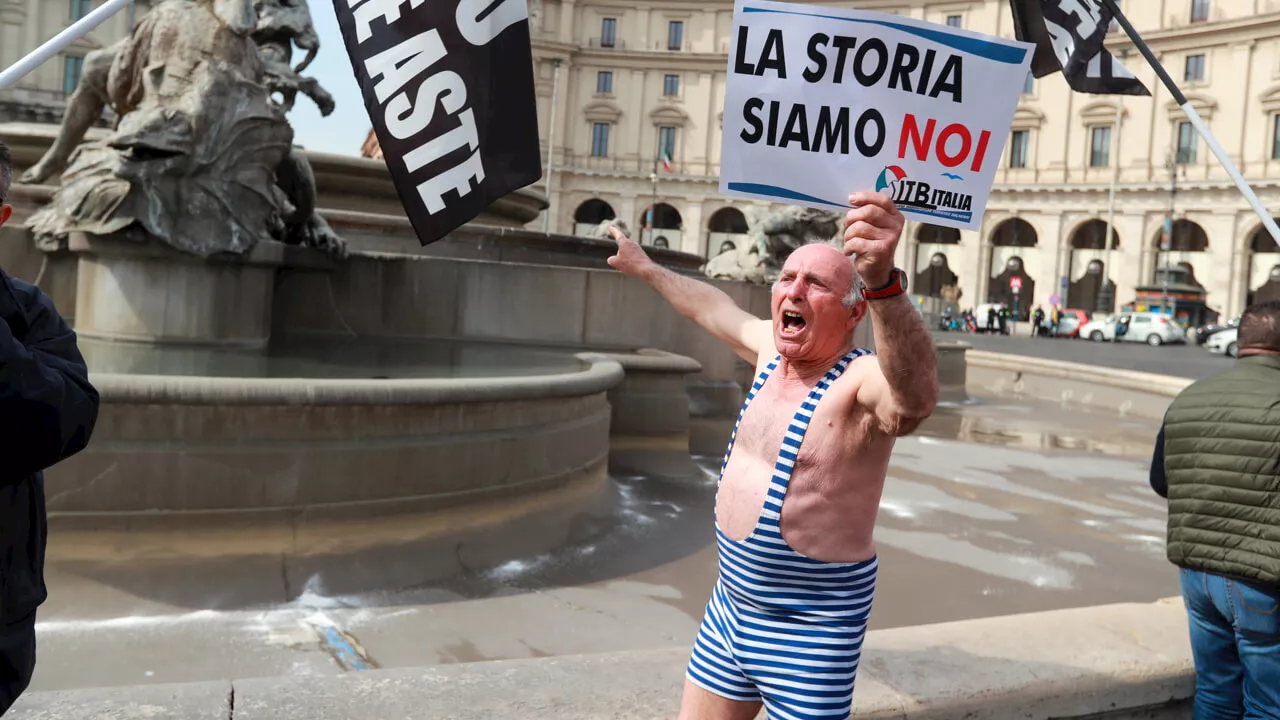 Meno spiagge libere e risarcimenti per i balneari: Meloni sfida così l'Ue