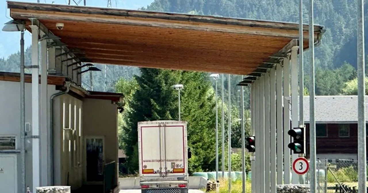 Lkw-Fahrer mit mehreren Fahrerkarten und massiv überladen durch Osttirol unterwegs