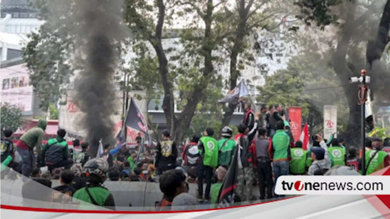 Aksi Demo Ribuan Ojol dan Kurir Tertahan di Patung Kuda, Batang Hidung Kemkominfo Tak Kelihatan