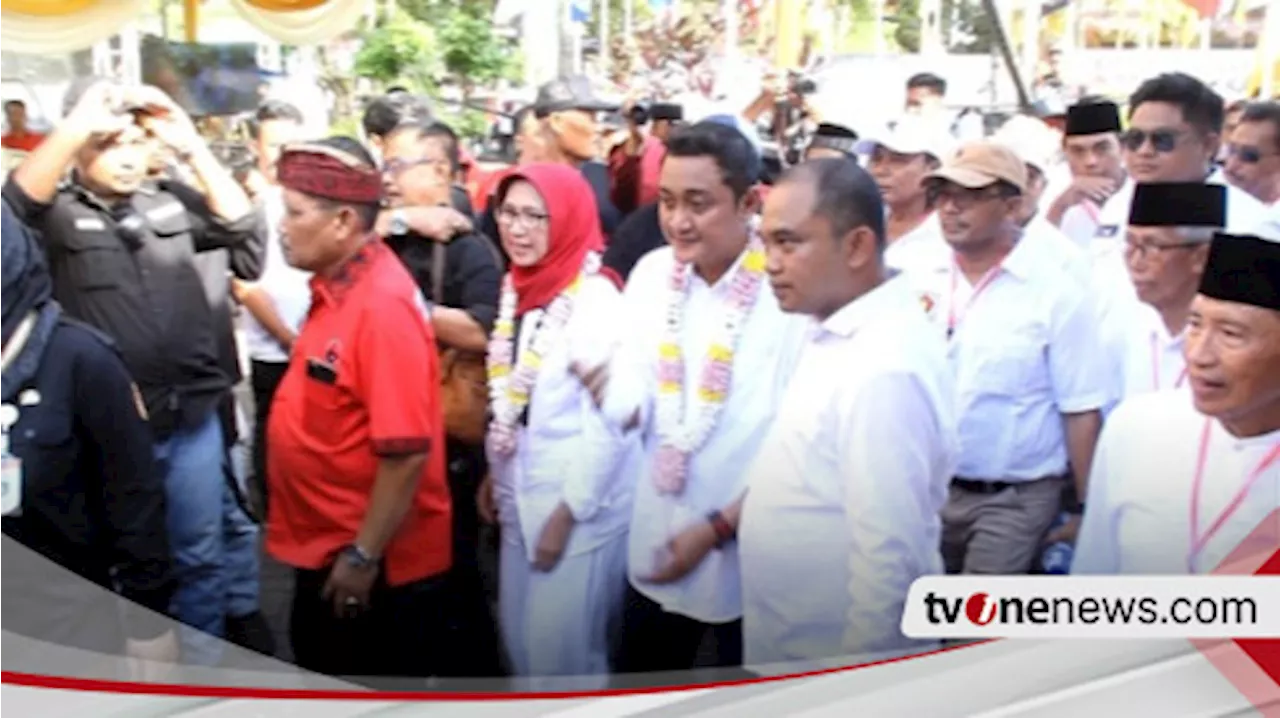 Berjalan Kaki, Paslon Indah-Yudha Diantar Ribuan Pendukung Serahkan Berkas Pendaftaran Pilkada Lumajang ke Kantor KPU