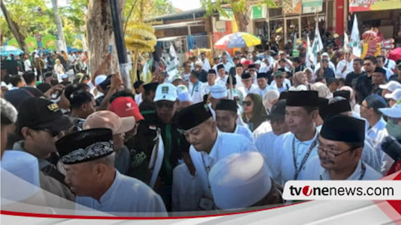 Salat Zuhur Berjamaah, Pasangan Ali-Ali Paslon Kedua Daftar ke KPU Banyuwangi Diiringi Selawat Badar