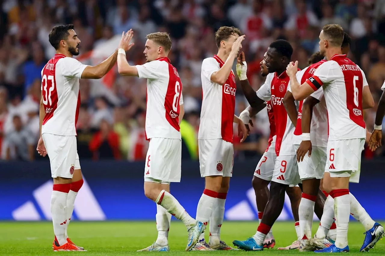 Ajax bereikt hoofdtoernooi Europa League onder toeziend oog Weghorst