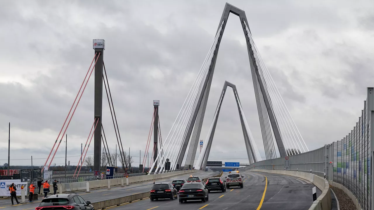 Toter nach schwerem Unfall bei Bauarbeiten auf A1-Brücke in Köln