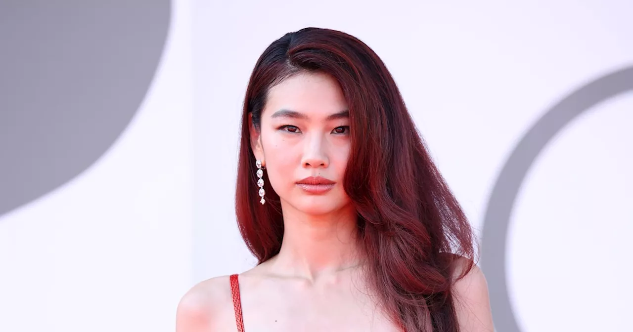 Ho-yeon Jung’s Red Hot Dress Is Classic Va-Va-Voom In Venice