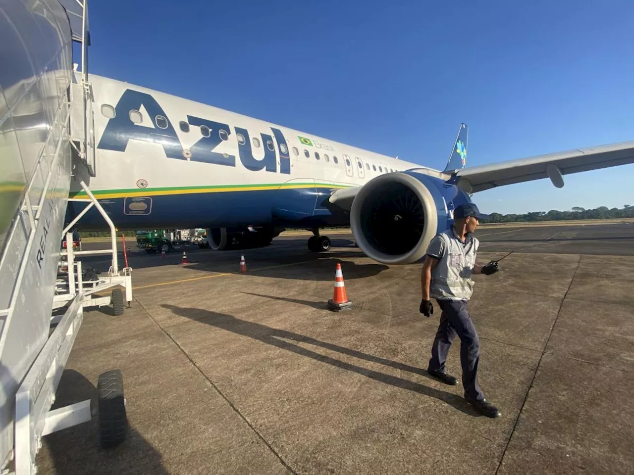 Azul Shares Slump as Airline Looks at Options to Rework Debt