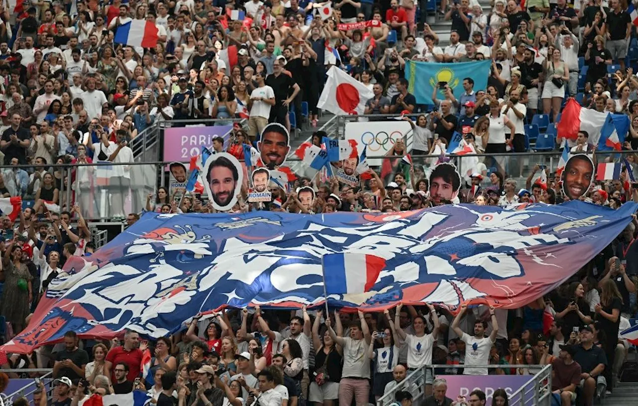 JO 2024 : Au coeur du kop des supporteurs des escrimeurs tricolores au Grand Palais