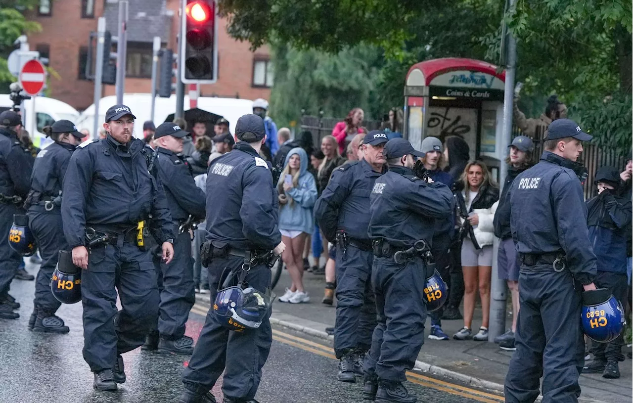 Royaume-Uni : Après l’attaque mortelle contre trois fillettes, trois policiers blessés dans des émeutes