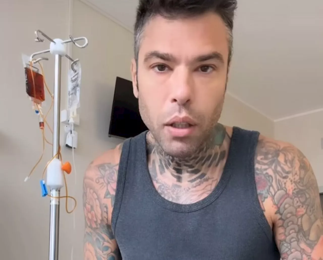 Malore in volo per Fedez, ricoverato a Brindisi e salta l'evento a Gallipoli