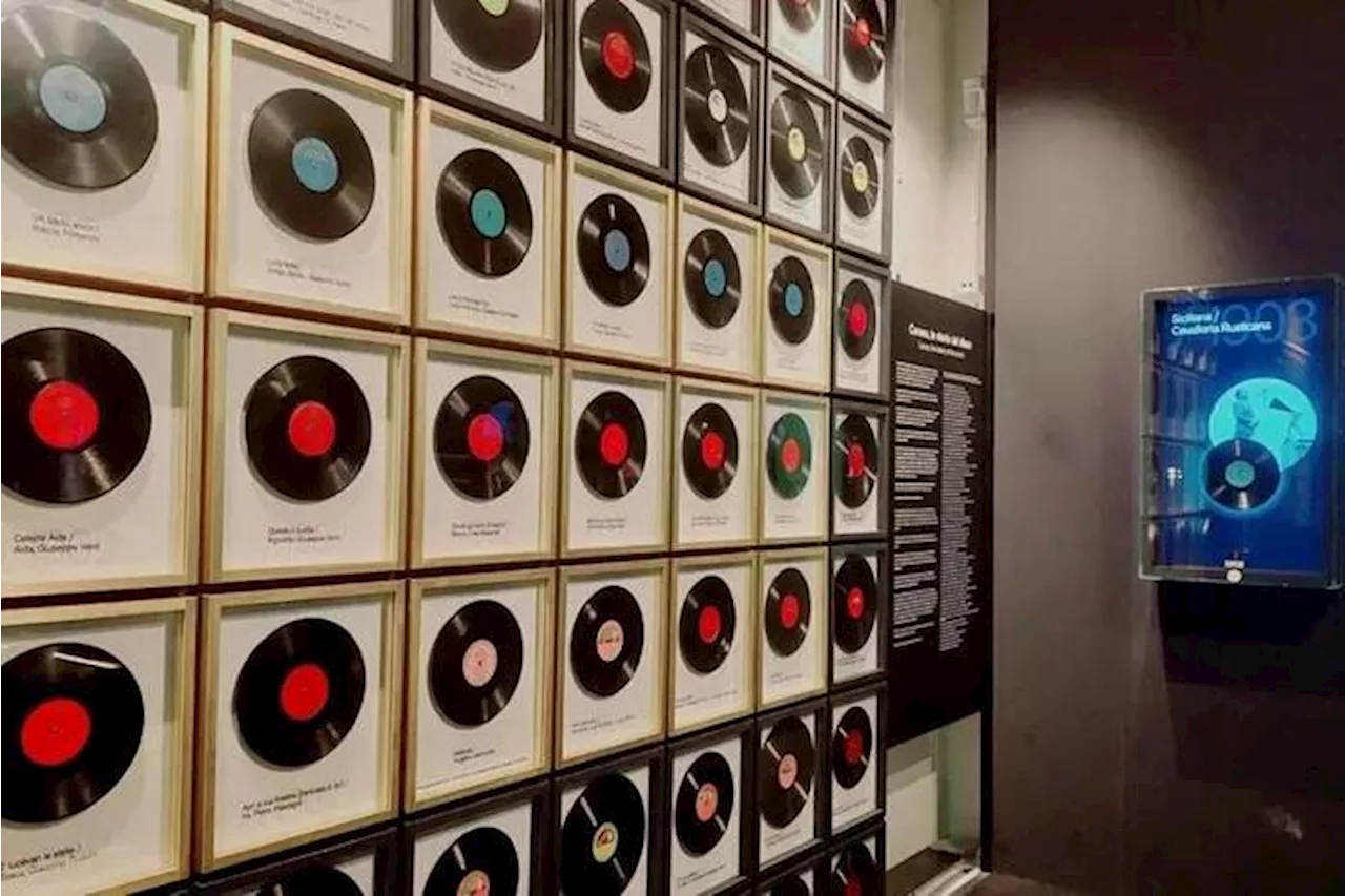 Museo Caruso, pared de discos en Nápoles