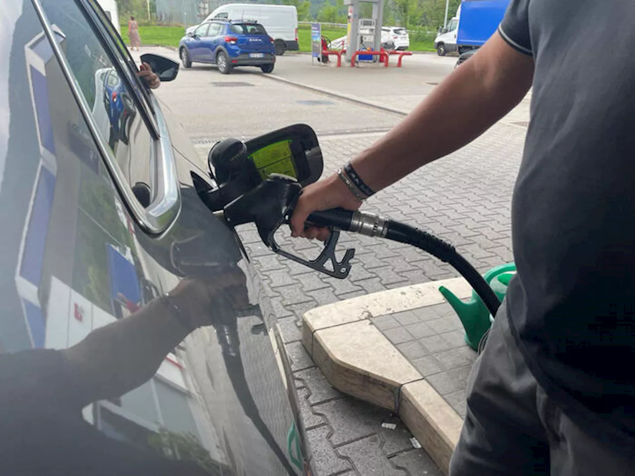 Vacanze, benzina meno cara ma partire in auto è un salasso