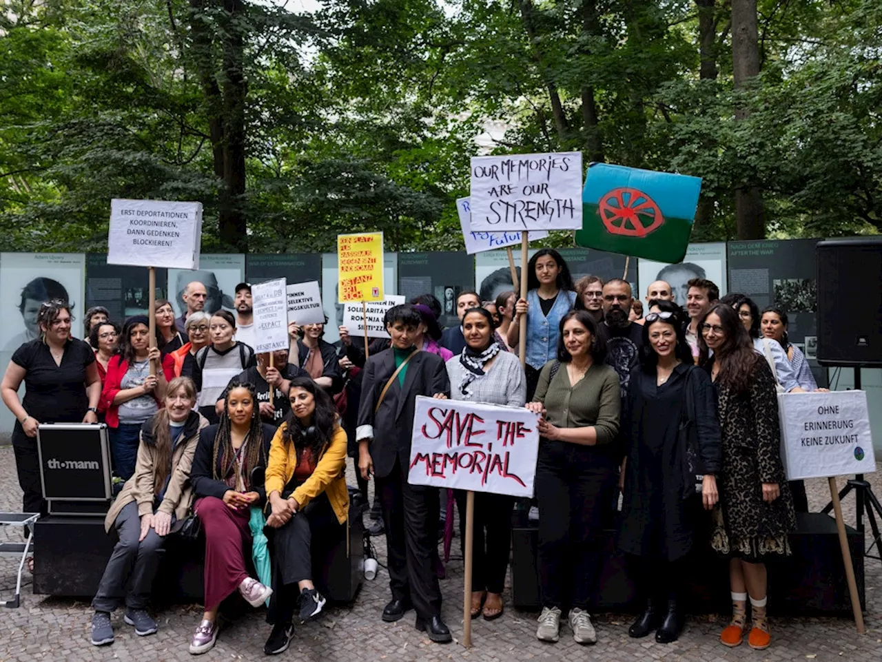 Protest gegen S-Bahn-Tunnel unter Denkmal für ermordete Sinti und Roma in Berlin