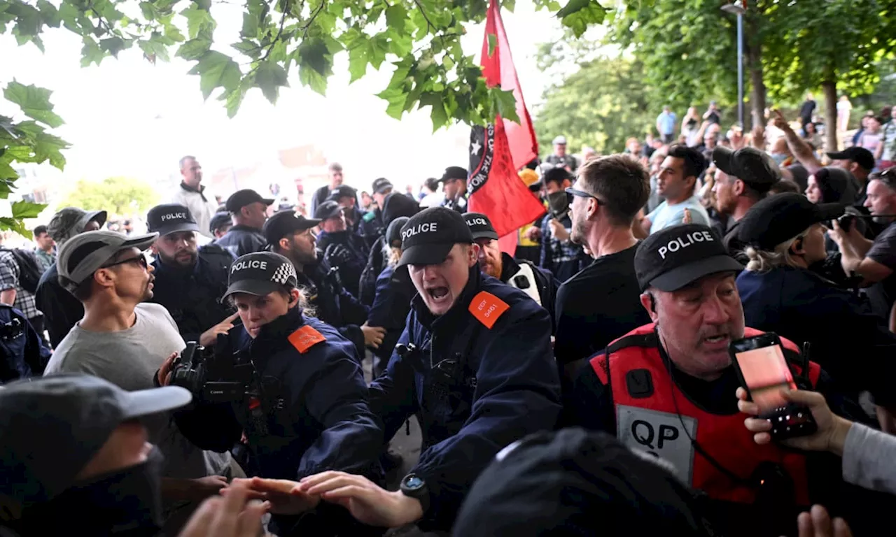 Manifestantes de extrema direita e policiais entram em confronto em várias cidades da Inglaterra