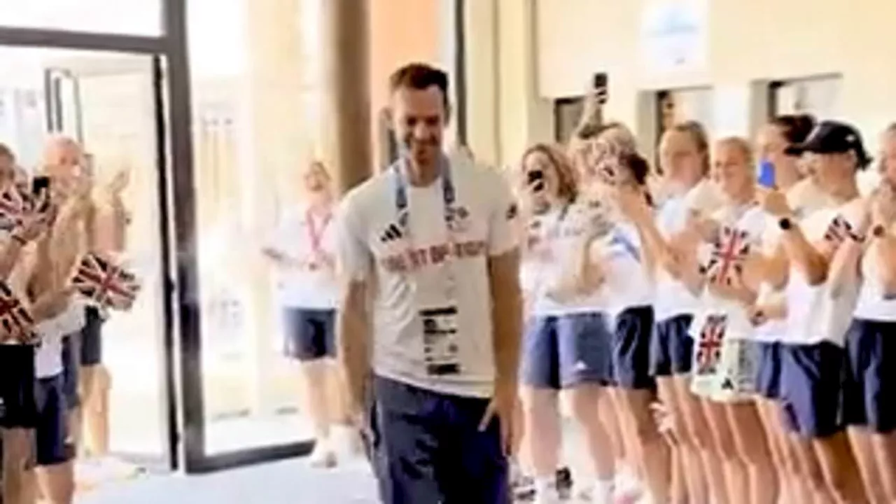 Heart-warming moment Team GB form guard of honour for Andy Murray