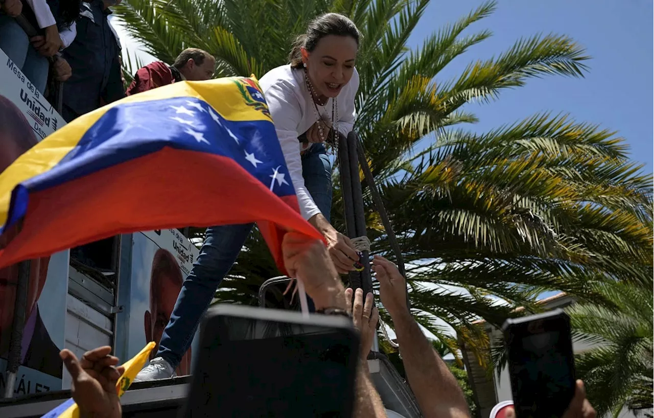 Opositora venezolana María Corina Machado, amenazada por Maduro, se hace presente en la concentración en Caracas