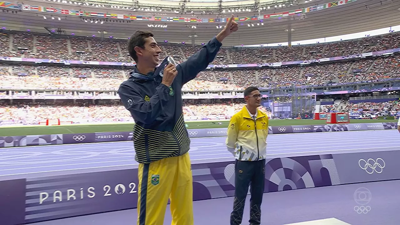 No Stade de France, Caio Bonfim recebe a medalha de prata conquistada na marcha atlética