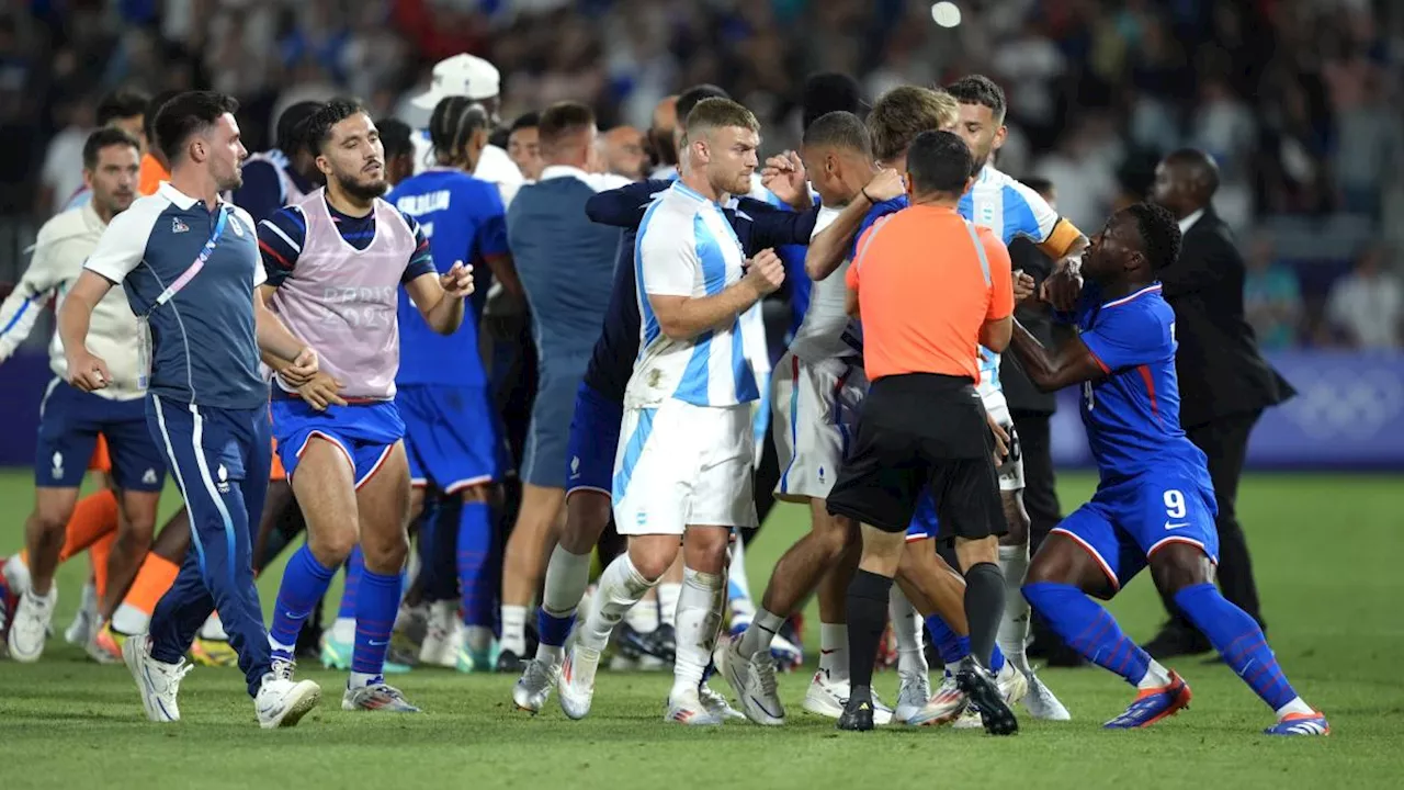 Spintoni e colpi, la rissa di Francia-Argentina fa il giro del web: cosa è successo?