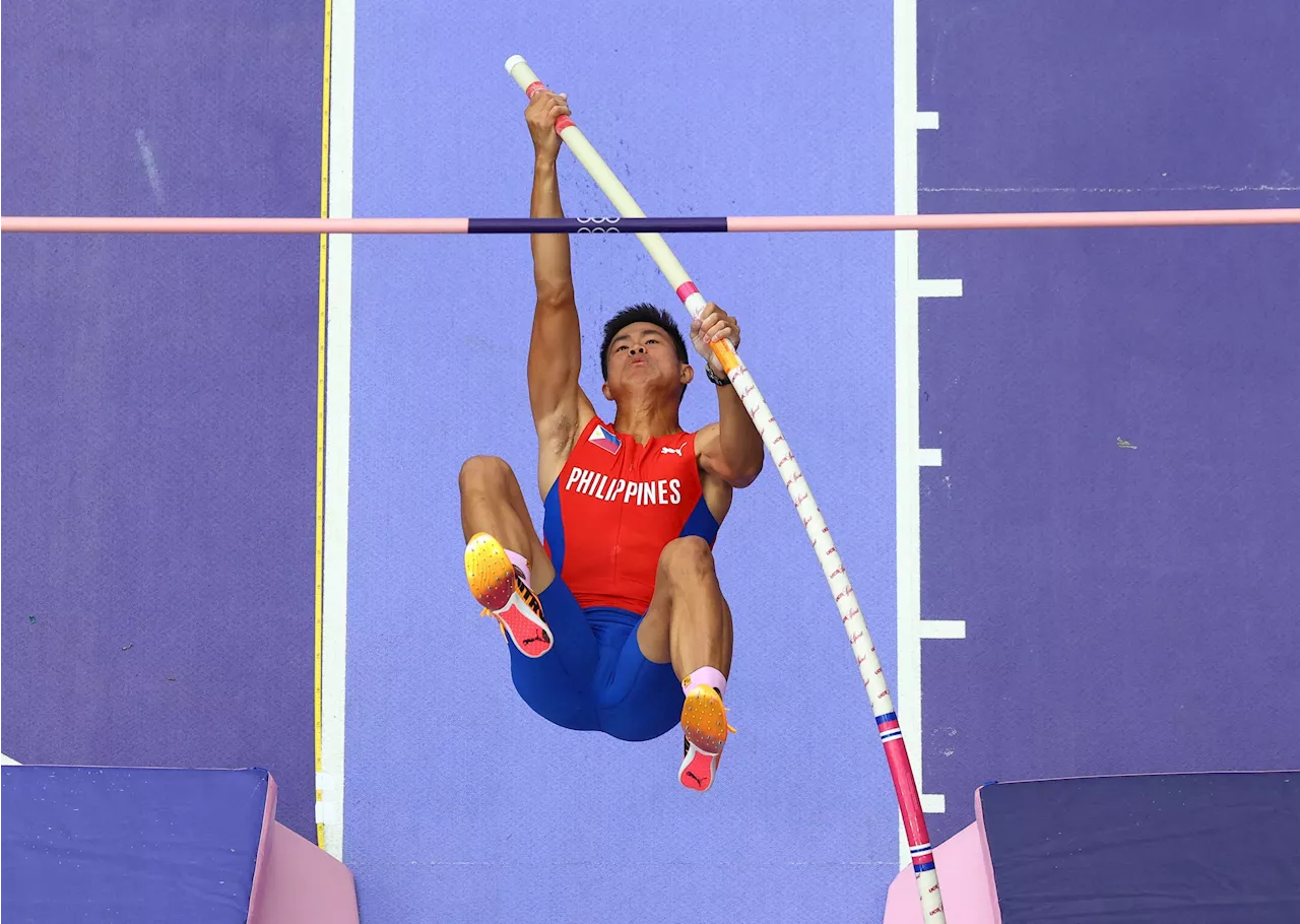 EJ Obiena bucks rocky start, soars to pole vault finals of Paris Olympics