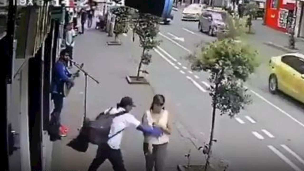 Dan brutal golpiza a hombre por picar a mujeres con una jeringa: VIDEO