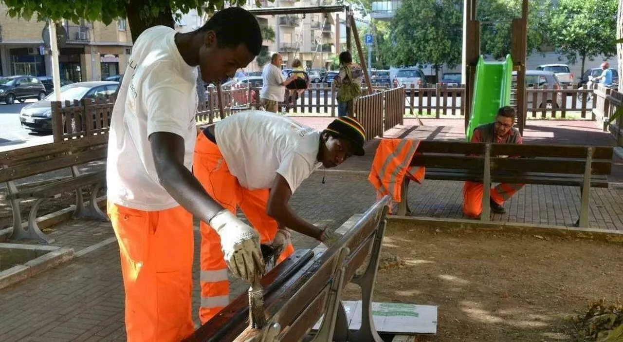 Offerte di lavoro, una su quattro in Italia è riservata agli immigrati: boom del turismo, ecco cosa accade