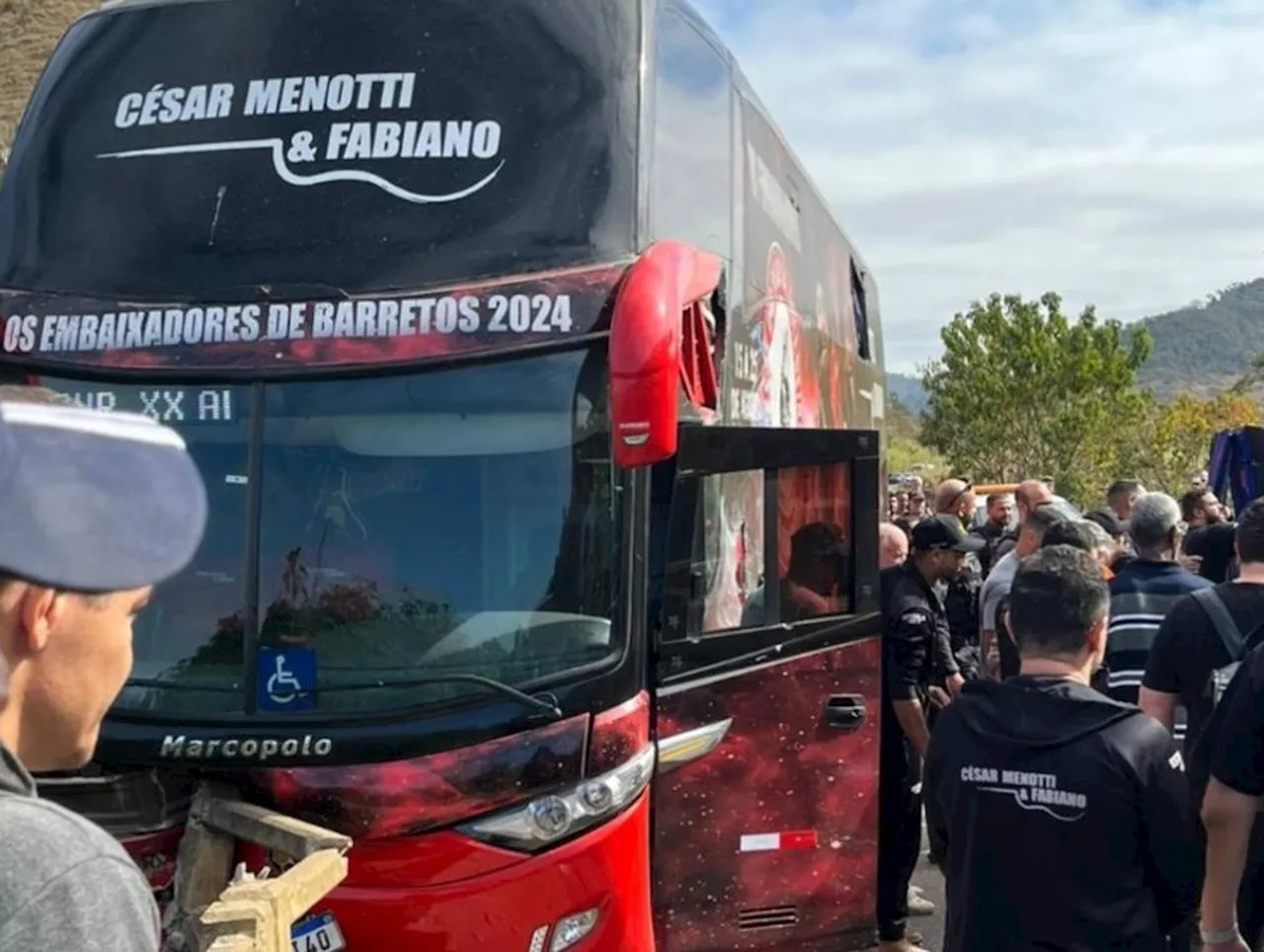 Ônibus da dupla César Menotti e Fabiano se envolve em acidente em rodovia de MG