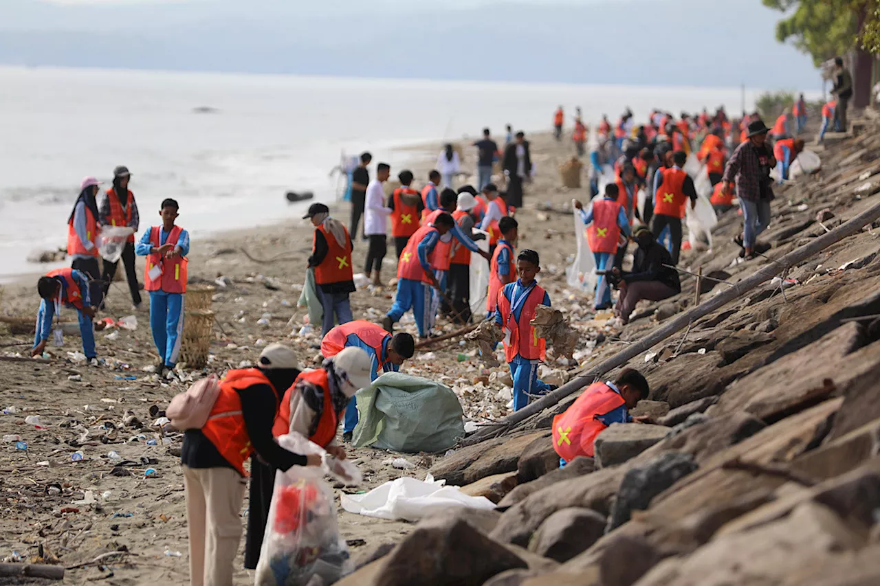 AMANAH Ajak Generasi Muda Bersihkan Pantai Ladong Aceh Besar