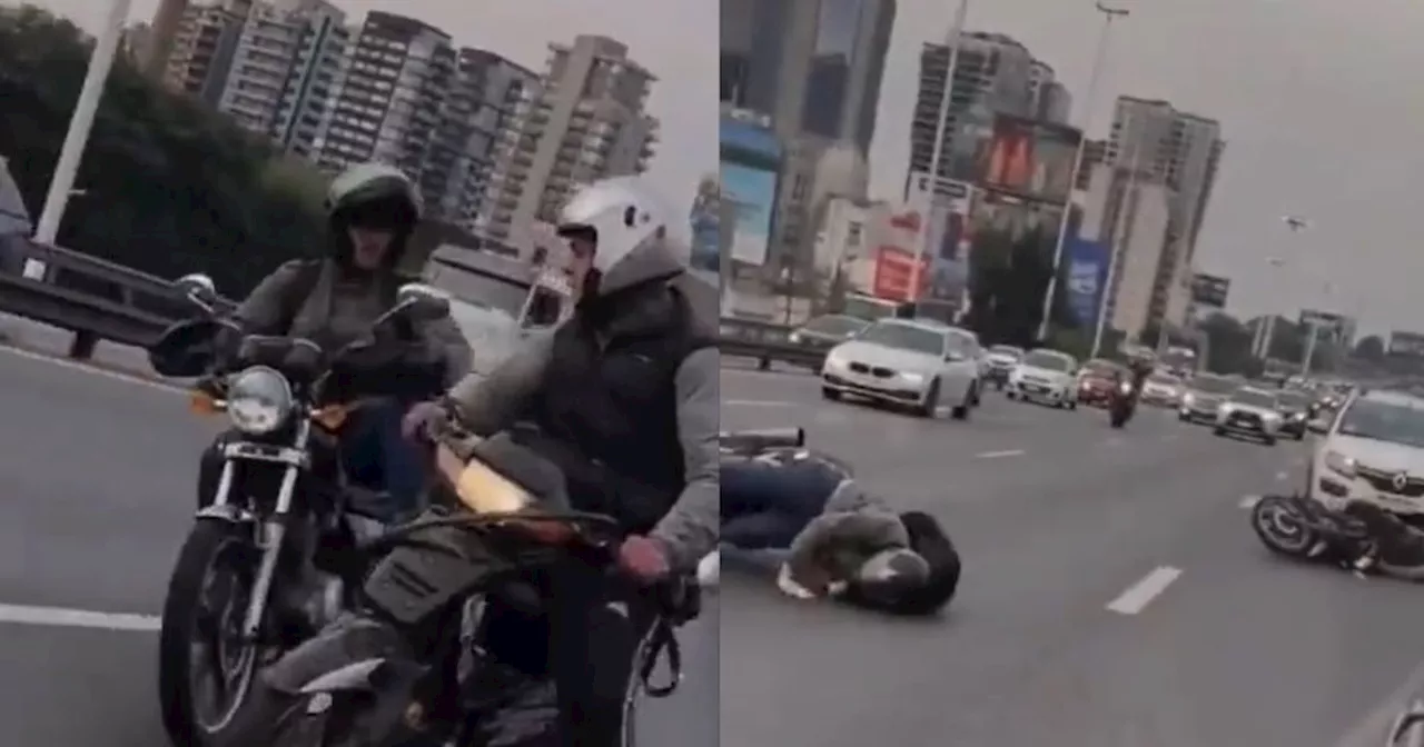 Buenos Aires: dos motociclistas discutieron, uno lanzó una patada y terminaron tirados en plena avenida