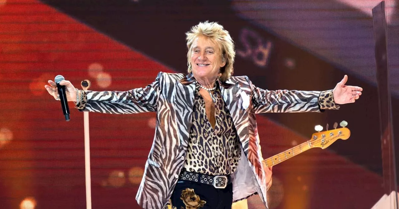 Rod Stewart roasts 'orange' Donald Trump mid-performance in the US