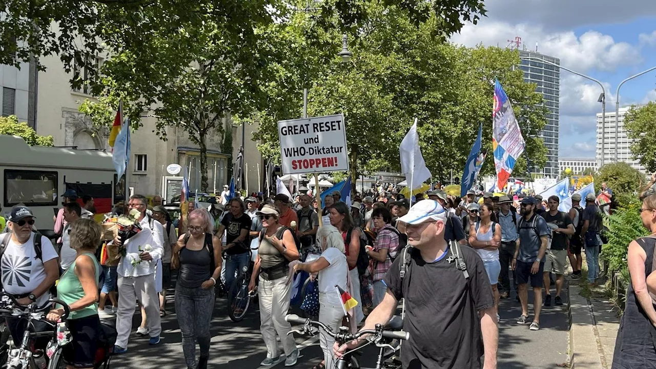 Wegen Corona-Maßnahmen: 9000 Querdenker ziehen durch Berlin