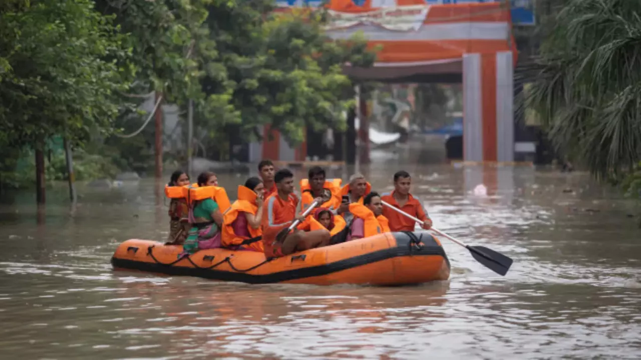 Monsoon In MP: भयंकर बारिश के बाद कई जिलों में 'जलग्रहण', पानी वाली जगहों पर गए तो हो सकती है बड़ी कार्रवाई