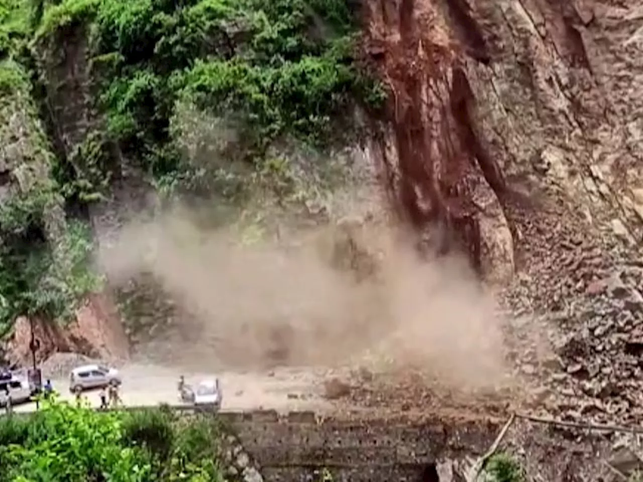 Flash Floods: Uttarakhand, Himachal दोनों High Alert पर, Rescue Operations चालू, रास्ते स्थगित