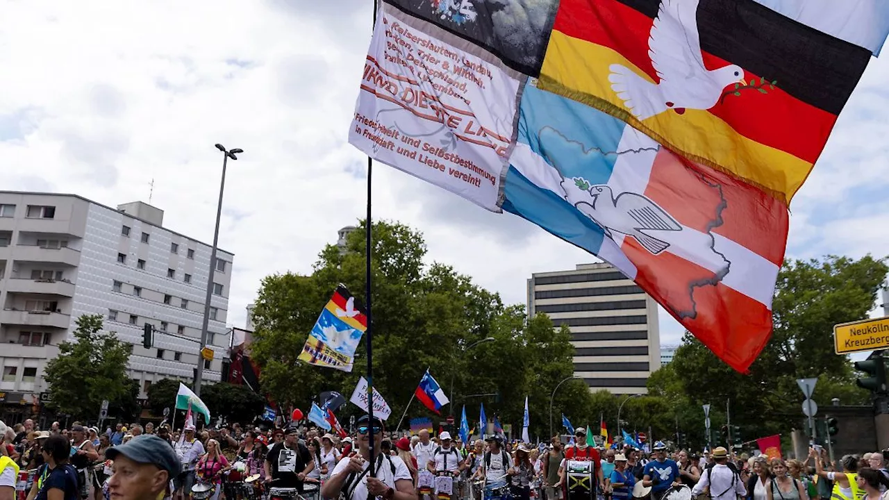 Berlin & Brandenburg: 'Querdenker' demonstrieren in Berlin