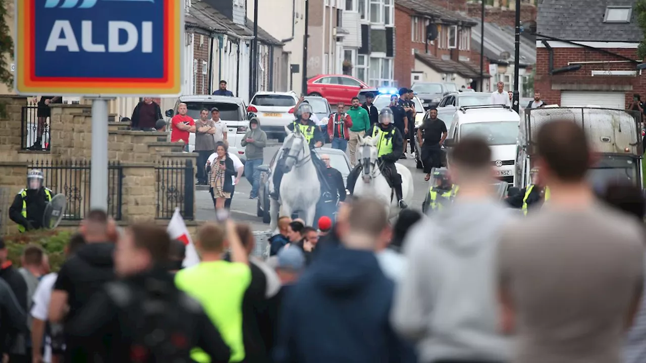 Rechte streuen Fake News: Erneut Randale nach Messerangriff auf Kinder in Southport