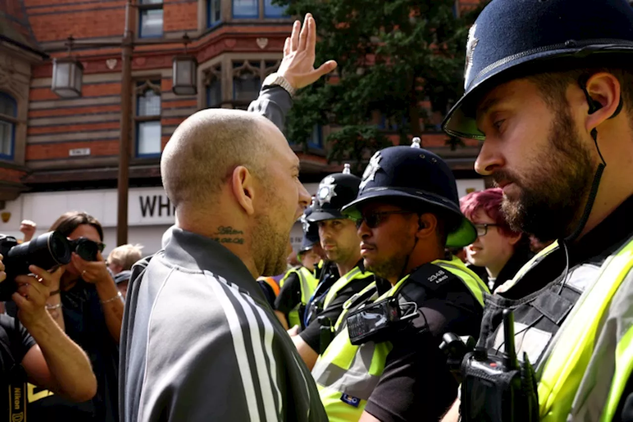 Manifestantes de extrema direita e policiais entram em confronto em várias cidades da Inglaterra