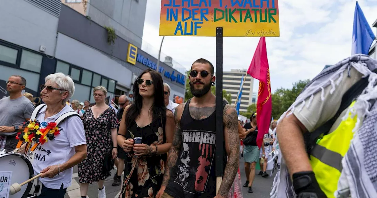 Berlin: „Querdenker“-Demo zieht durch die Stadt