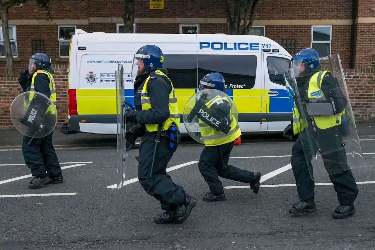 Novos confrontos em Sunderland com violência grave contra a polícia