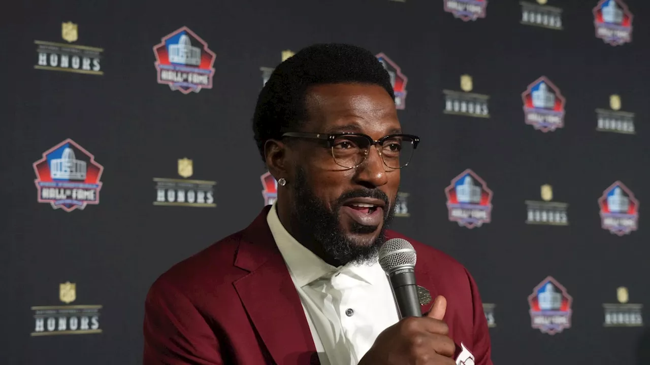 LOOK: Former Ole Miss LB Patrick Willis Inducted Into Pro Football Hall of Fame