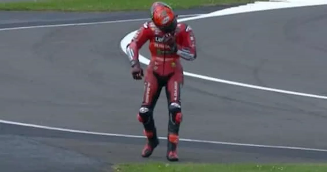 Bagnaia, caduta nella Sprint Race di Silverstone. VIDEO