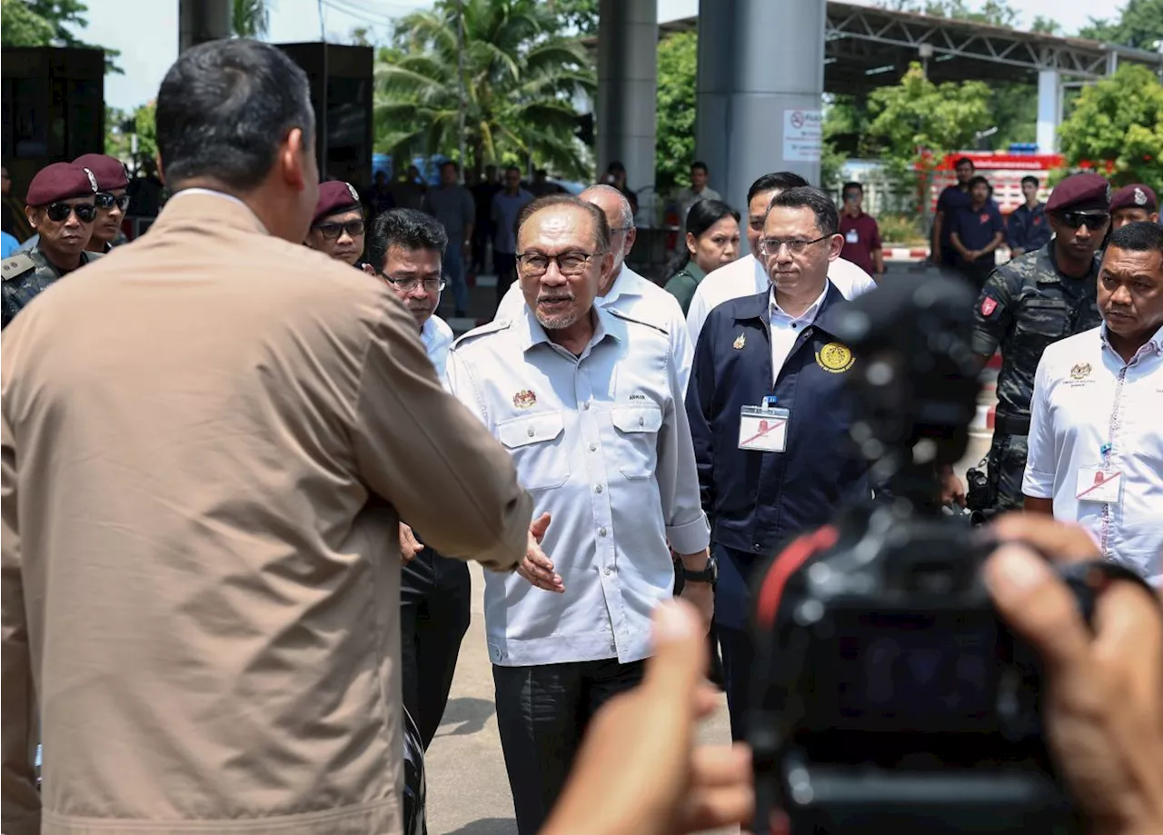 PM Anwar arrives at Sungai Golok CIQ complex in Narathiwat for working visit