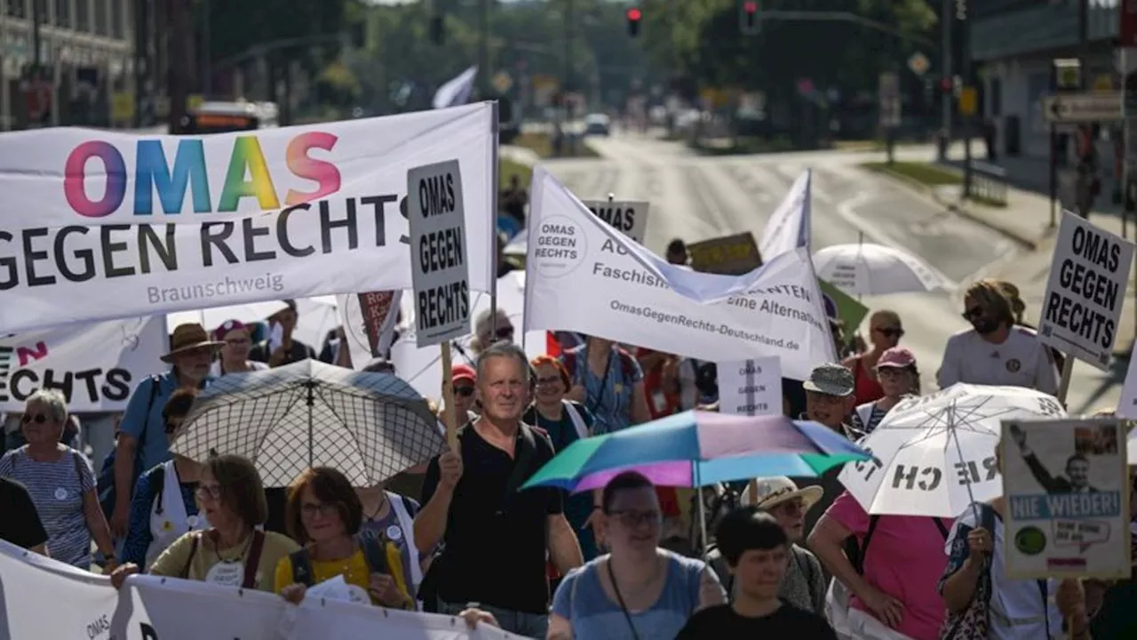 Für Demokratie: Erster Bundeskongress von 'Omas gegen Rechts'