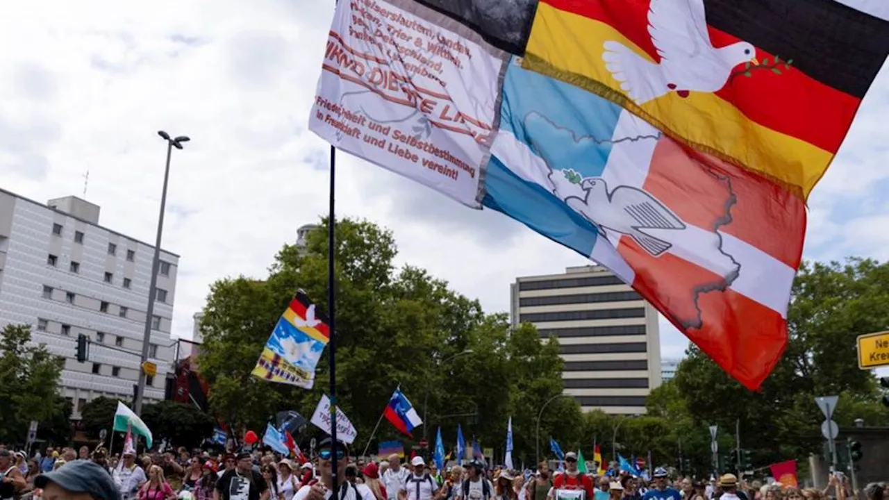 Protestzug durch Berlin: Tausende ziehen bei 'Querdenker'-Demo durch Berlin