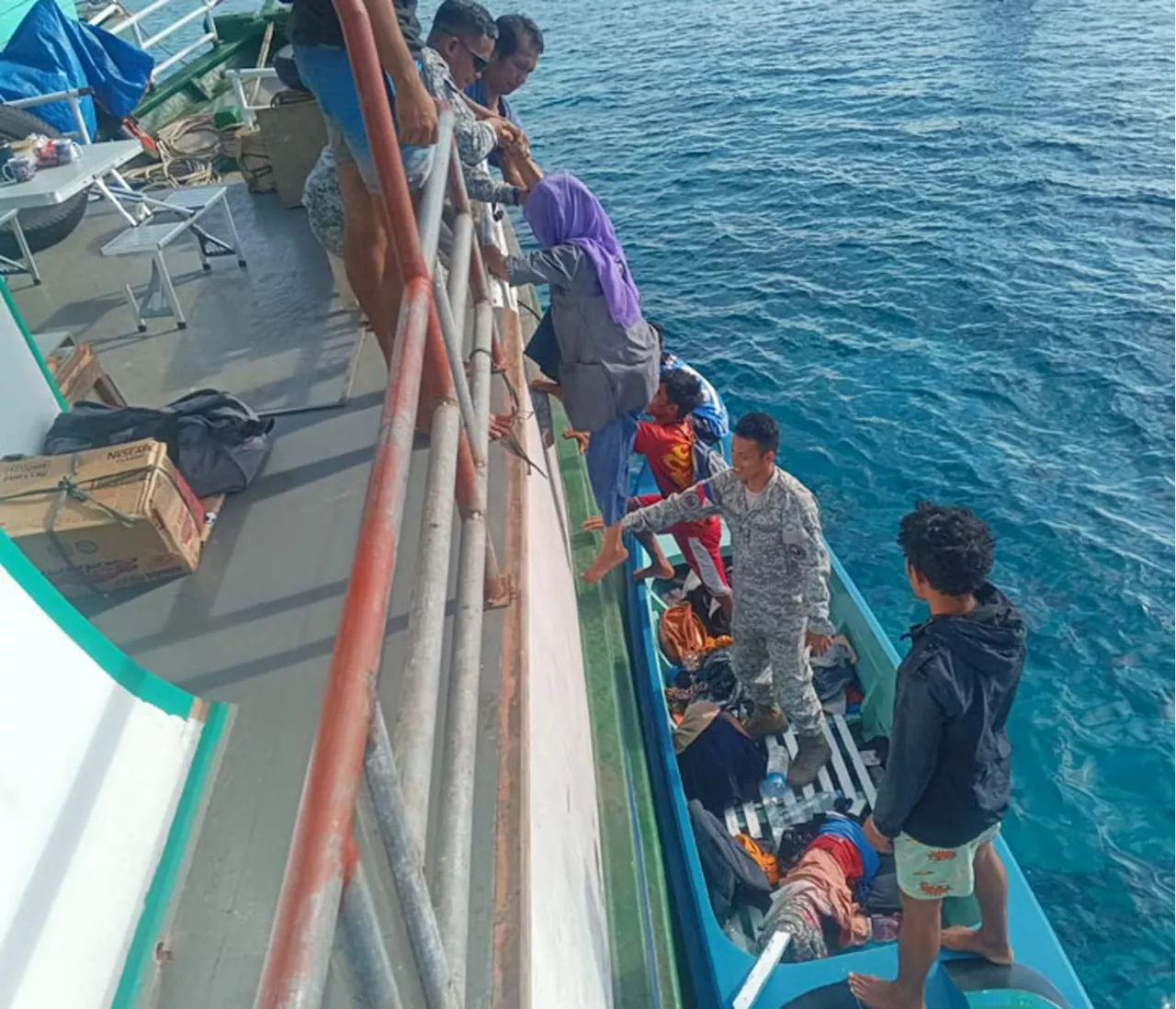 TOS Mapun rescues 7 people drifting at sea