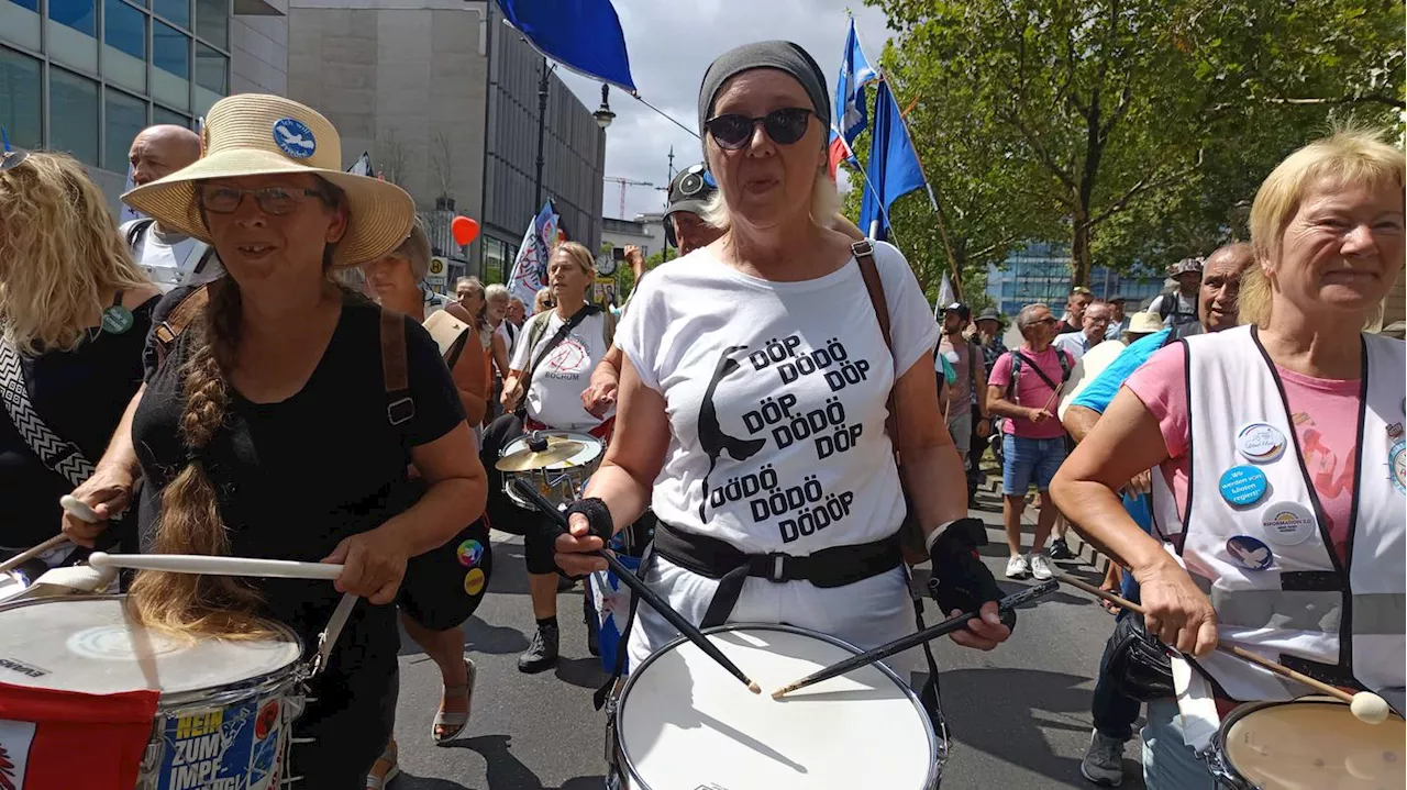 Querdenker-Demonstration in Berlin: Russland-Fans, Verschwörungsideen und „döp-dödö-döp“