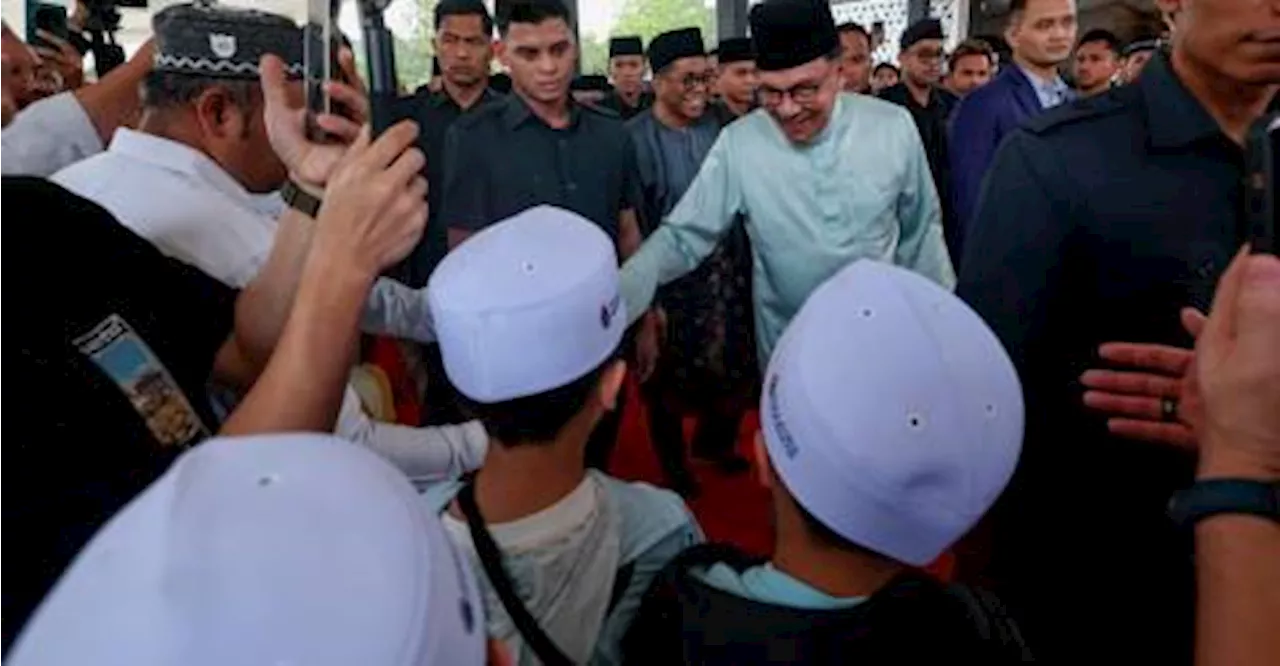 PM Anwar arrives at Sungai Golok CIQ Complex in Narathiwat for working visit