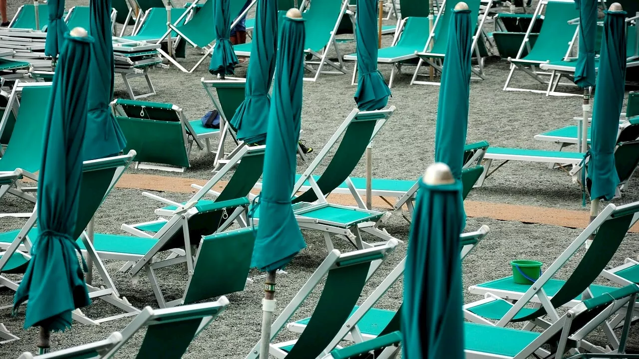 Basta al 'pizzo' dei lettini supercari, è il momento di riprenderci le spiagge