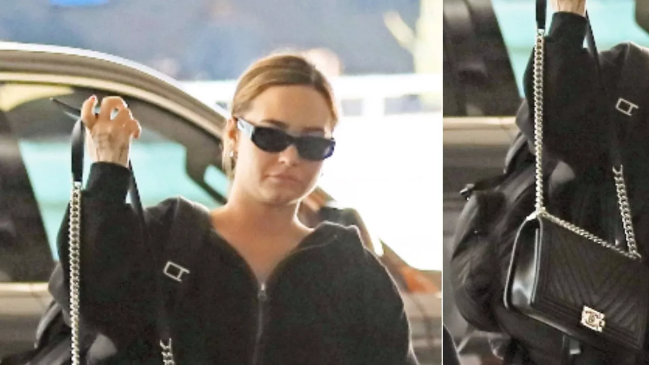 Demi Lovato lleva bolsa Chanel Chevron con un total look casual de aeropuerto