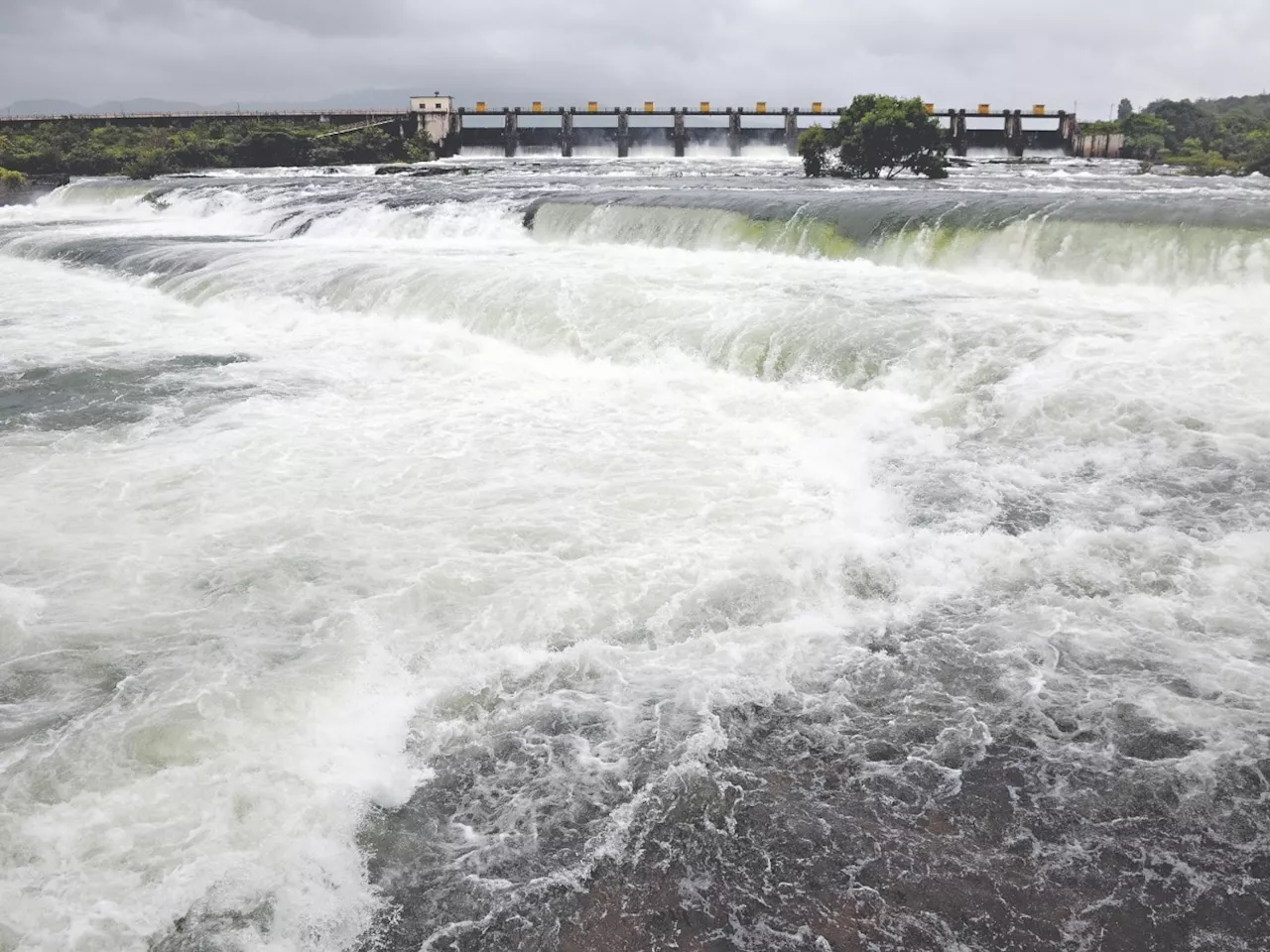 कधीही काही ही होऊ शकतं! पुणे पुन्हा डेंजर झोनमध्ये; खडकवासला धरणातून 27 हजार क्युसेक पाण्याचा विसर्ग