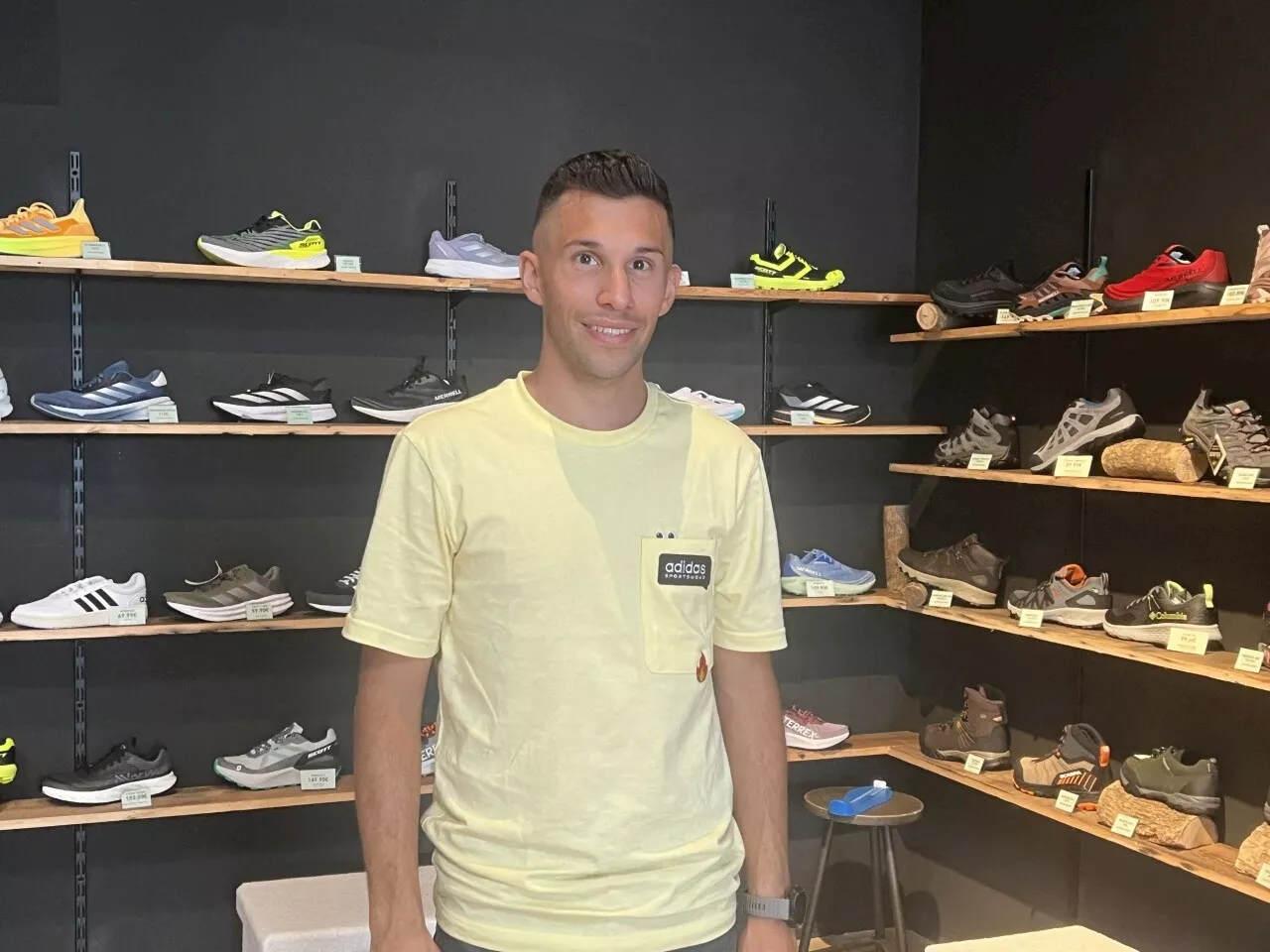 Ancien coureur cycliste, Thibault Ferasse ouvre une boutique dédiée au sport, à Matignon