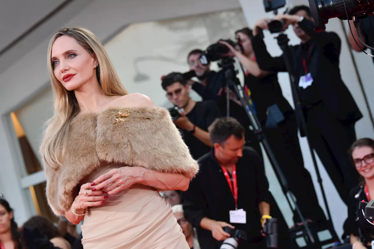 Le lacrime di Angelina Jolie a Venezia 81: abbraccia Favino dopo la standing ovation a 'Maria'