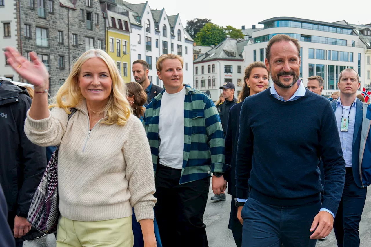 Nå starter brudeferden til Geiranger – prins Sverre Magnus hånd i hånd med ung kvinne