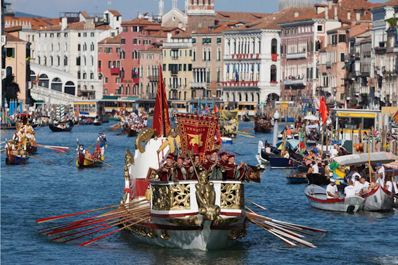 A Venezia il Canal Grande protagonista della Regata Storica